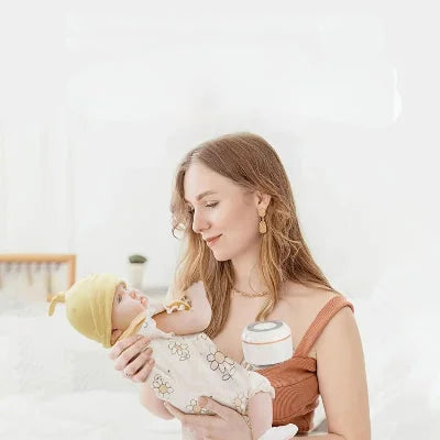 Tire lait mains libre en place sur la poitrine d'une maman tenant son enfant avec tendresse 