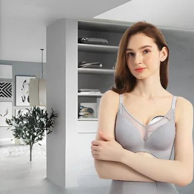 Femme utilisant un tire-lait mains libres, pratique et discret sous les vêtements.