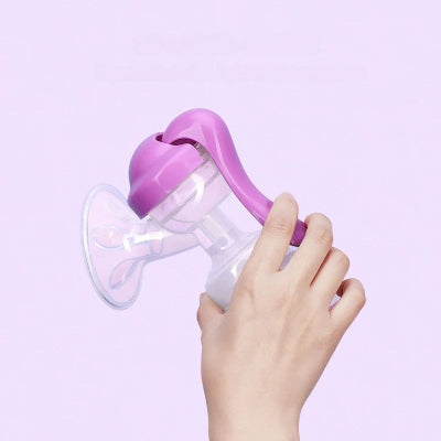 Tire lait manuel DouceTétée™ en violet tenu à la main, montrant sa poignée ergonomique et son embout en silicone pour une expression confortable du lait sans douleur, idéal pour les mamans actives en déplacement.

