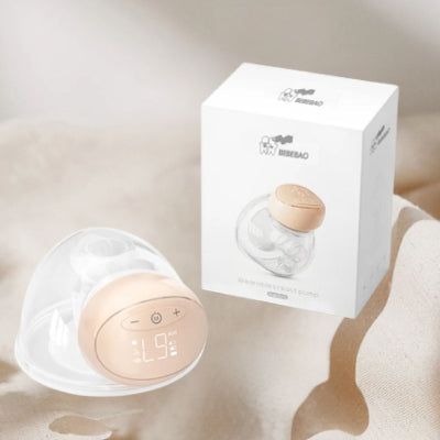 Tire-lait compact et élégant avec affichage LED, posé sur un tissu doux, conçu pour une expérience d’allaitement discrète et confortable. Idéal pour les mamans actives recherchant praticité et confort au quotidien.