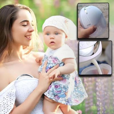 Maman tenant son bébé tout en utilisant un tire-lait portable, idéal pour une utilisation en extérieur