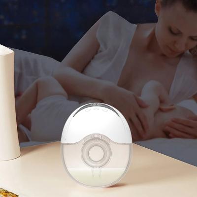 Tire lait électrique silencieux utilisé par une maman pendant la nuit sans déranger bébé.