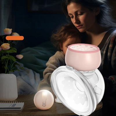 Maman allaitante de nuit avec tire-lait TendriSuction™ mains libres et veilleuse intégrée, pour une extraction confortable sans réveiller bébé.

