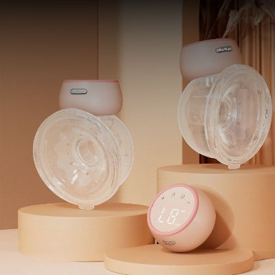 Deux tire-laits électriques mains libres TendriSuction™ avec leur unité de commande rose à affichage LED, mis en scène sur des socles beiges pour un rendu esthétique moderne.