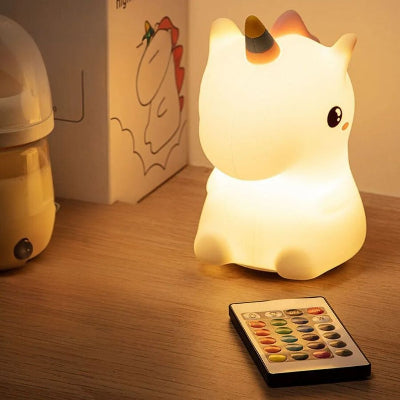 Veilleuse bébé UnicornGlow™ avec télécommande, idéale pour ajuster l’éclairage doux sans déranger le sommeil de bébé.