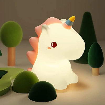 Veilleuse bébé UnicornGlow™ illuminant une chambre d’enfant, ajoutant une touche de magie et de confort.